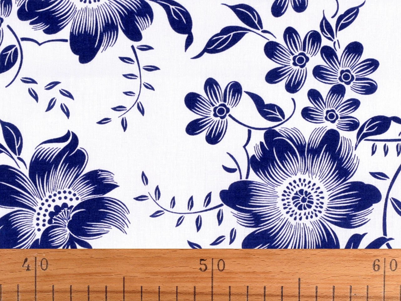 Attēls ar 100% Kokvilnas audums - baltas puķes uz zila 125 g/m² – pieejams Šarlotes audumi