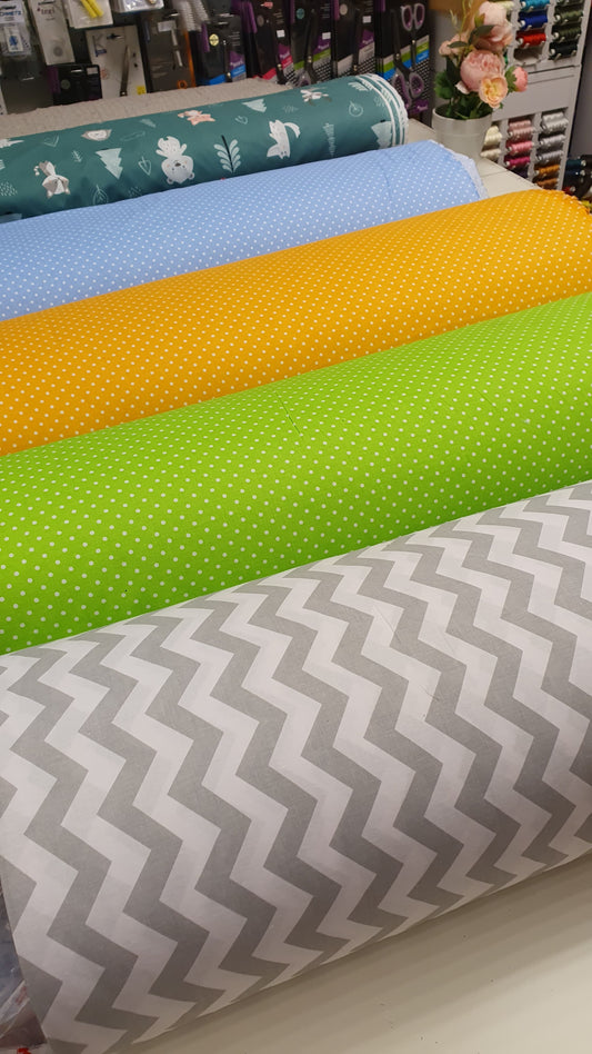 100% Kokvilnas audums - baltas pumpiņas uz zaļa fona (4 mm) 130 g/m²