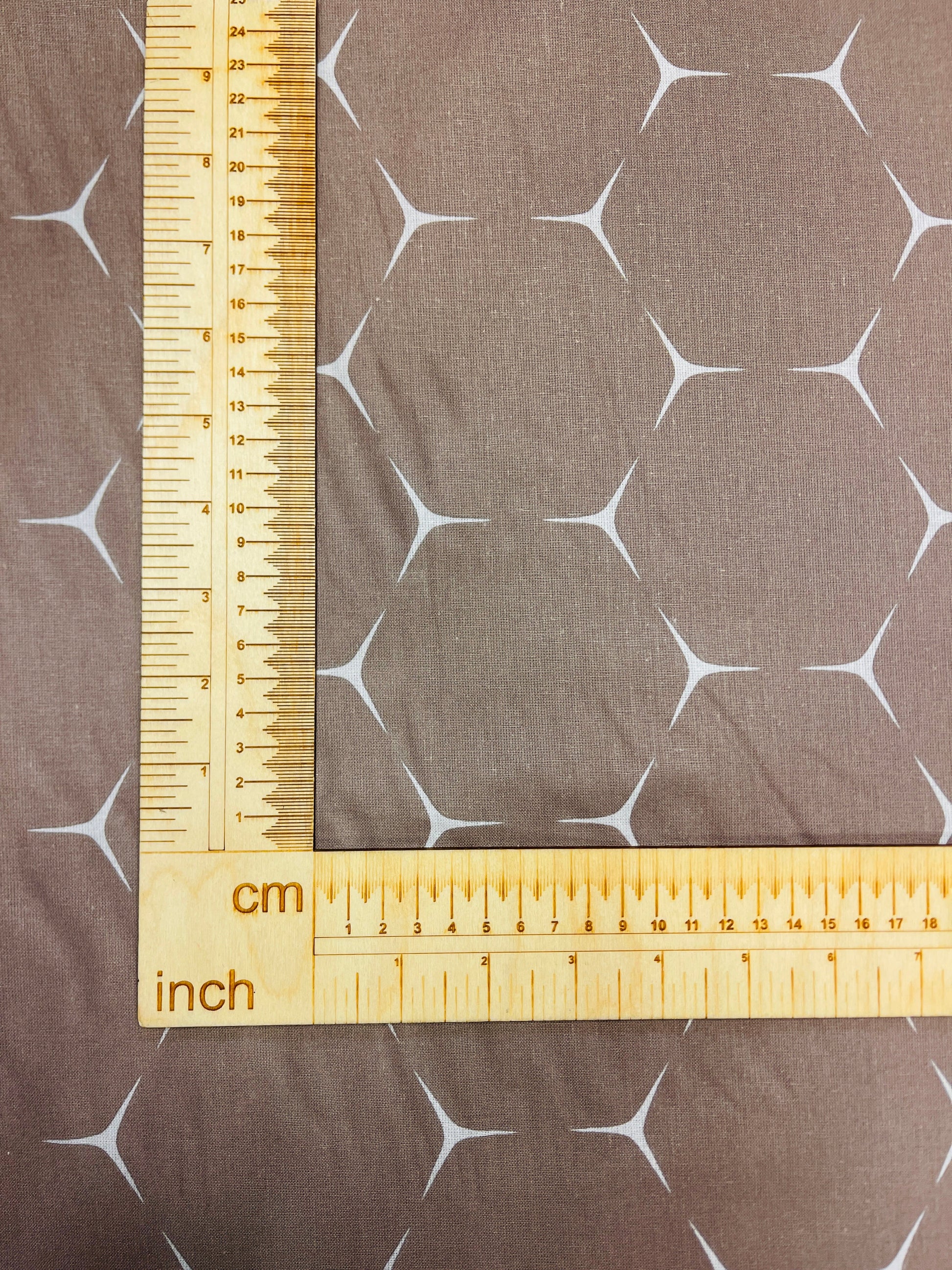 100% Kokvilnas audums - brūns abstrakts raksts 220cm 146 g/m²