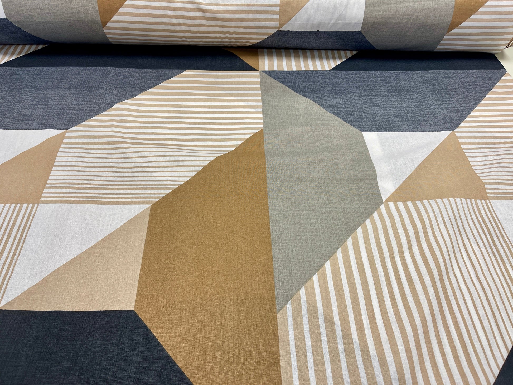 100% Kokvilnas audums - brūns un pelēks raksts 220 cm 146 g/m²