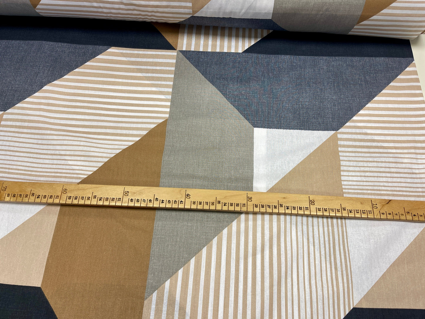 100% Kokvilnas audums - brūns un pelēks raksts 220 cm 146 g/m²