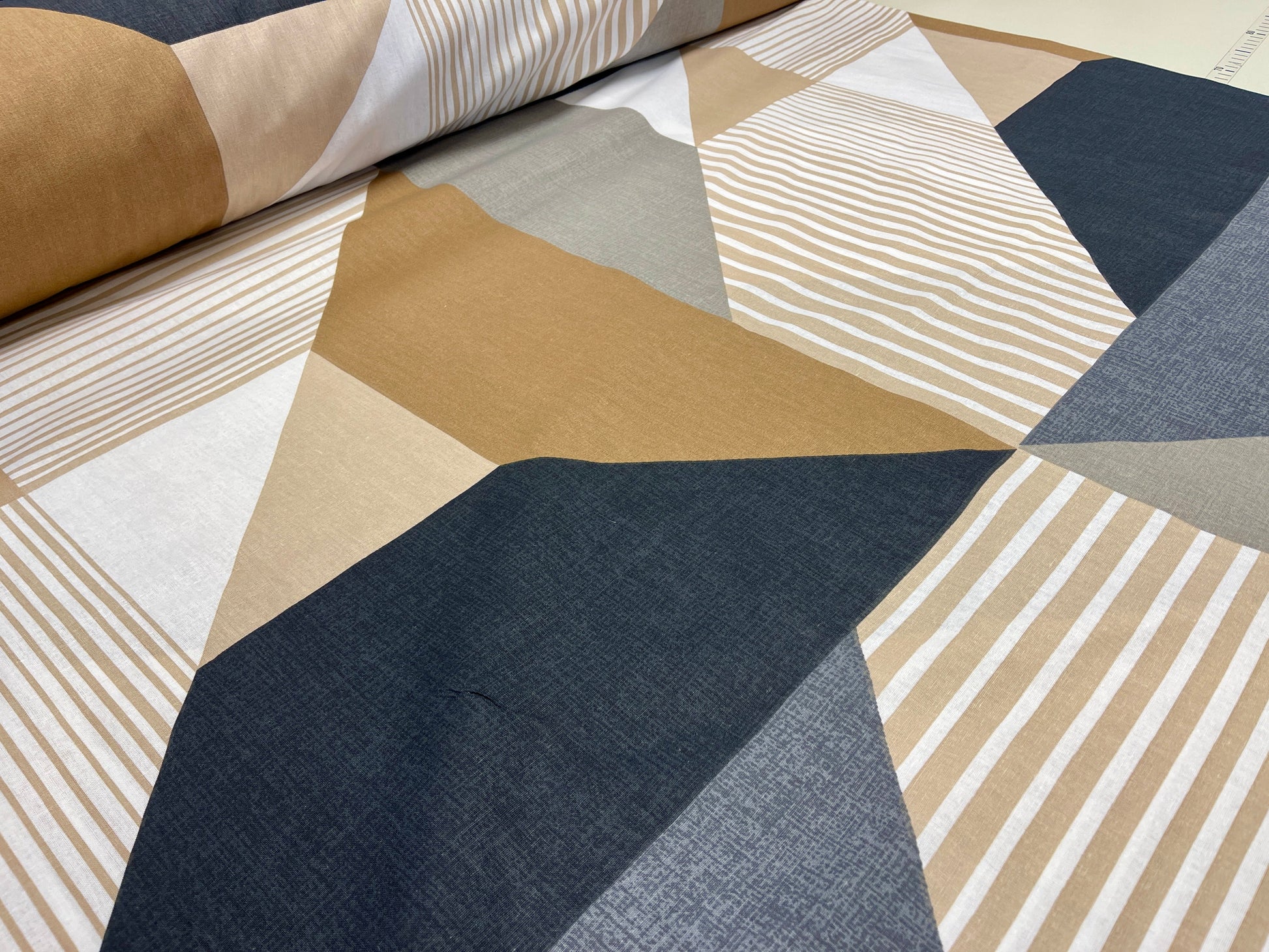 100% Kokvilnas audums - brūns un pelēks raksts 220 cm 146 g/m²