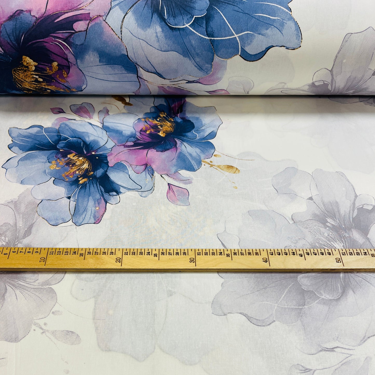 Attēls ar 100% Kokvilnas audums - indigo ziedi 220cm 146 g/m² – pieejams Šarlotes audumi