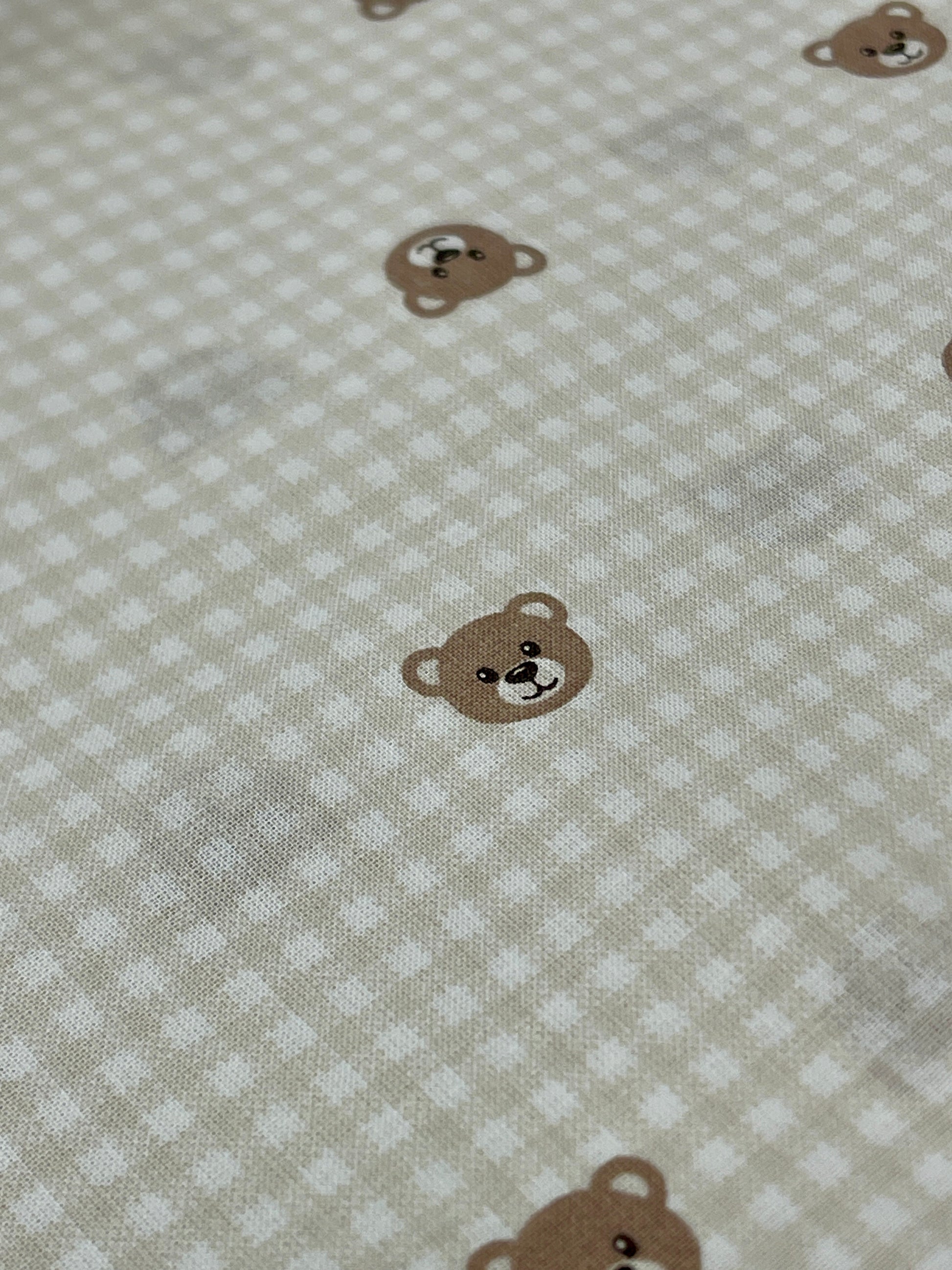 100% Kokvilnas audums - lācīši uz rūtaina fona 125 g/m²