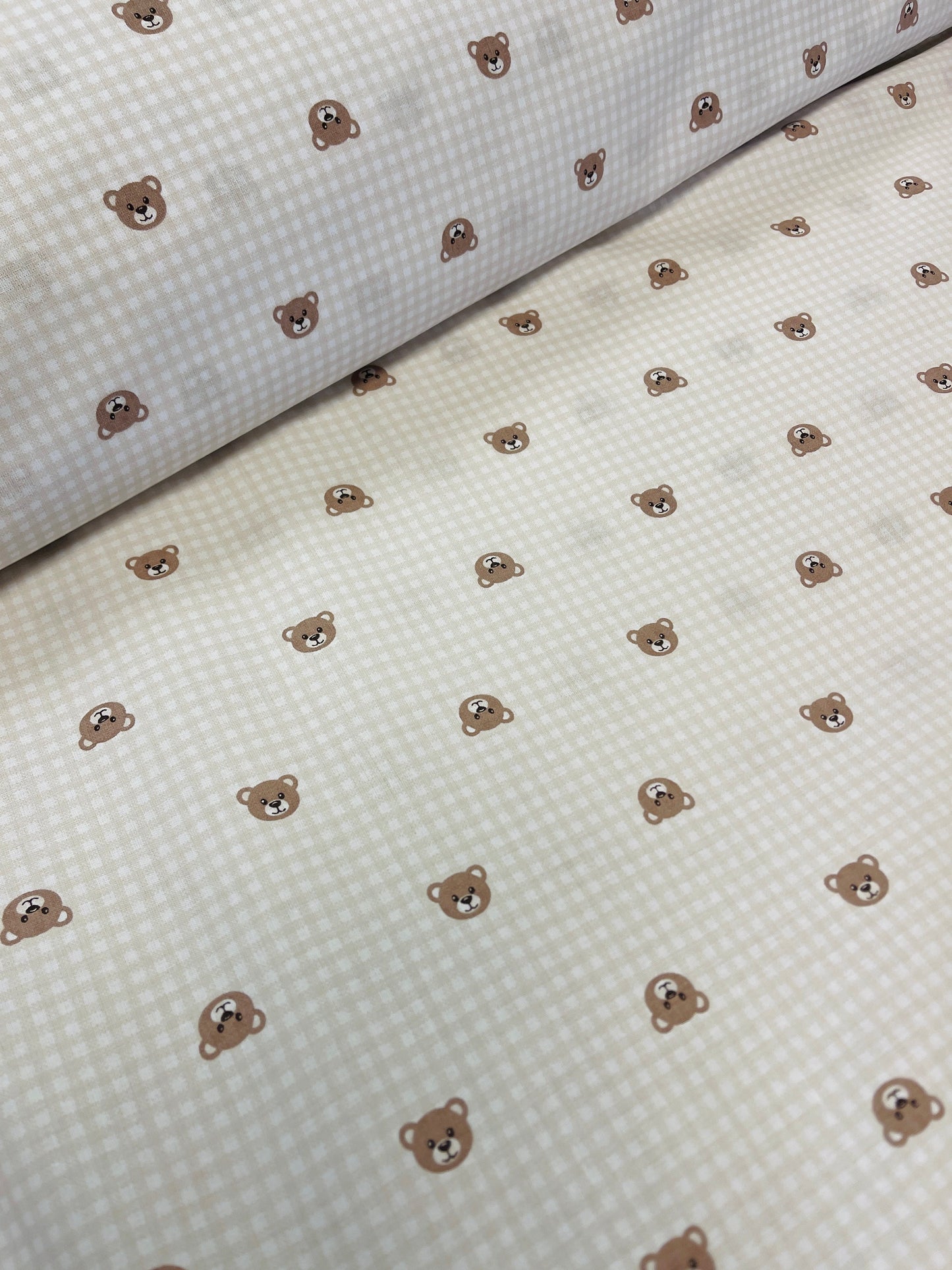 100% Kokvilnas audums - lācīši uz rūtaina fona 125 g/m²