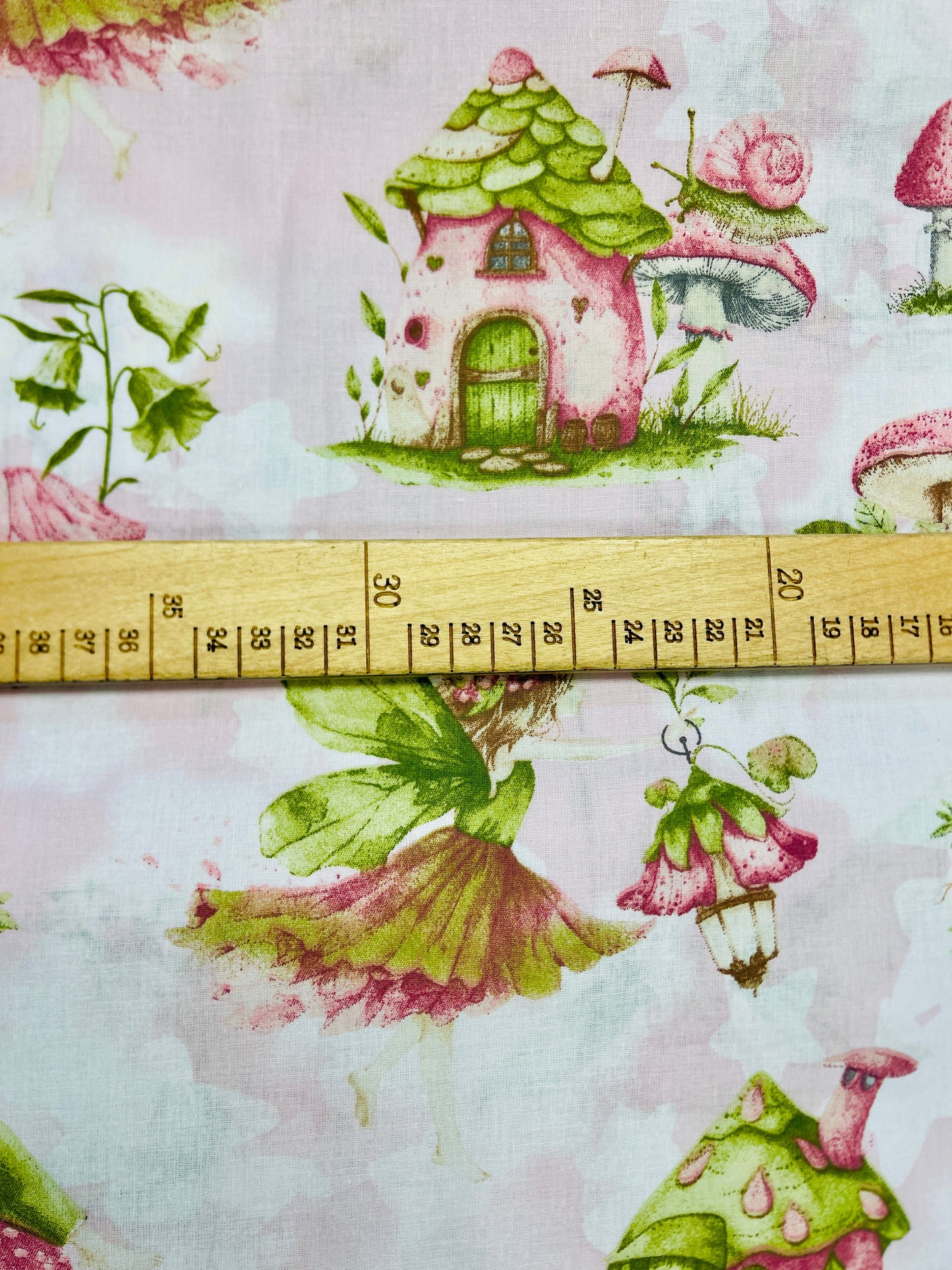 Attēls ar 100% Kokvilnas audums - laumiņas mežā 125 g/m² – pieejams Šarlotes audumi