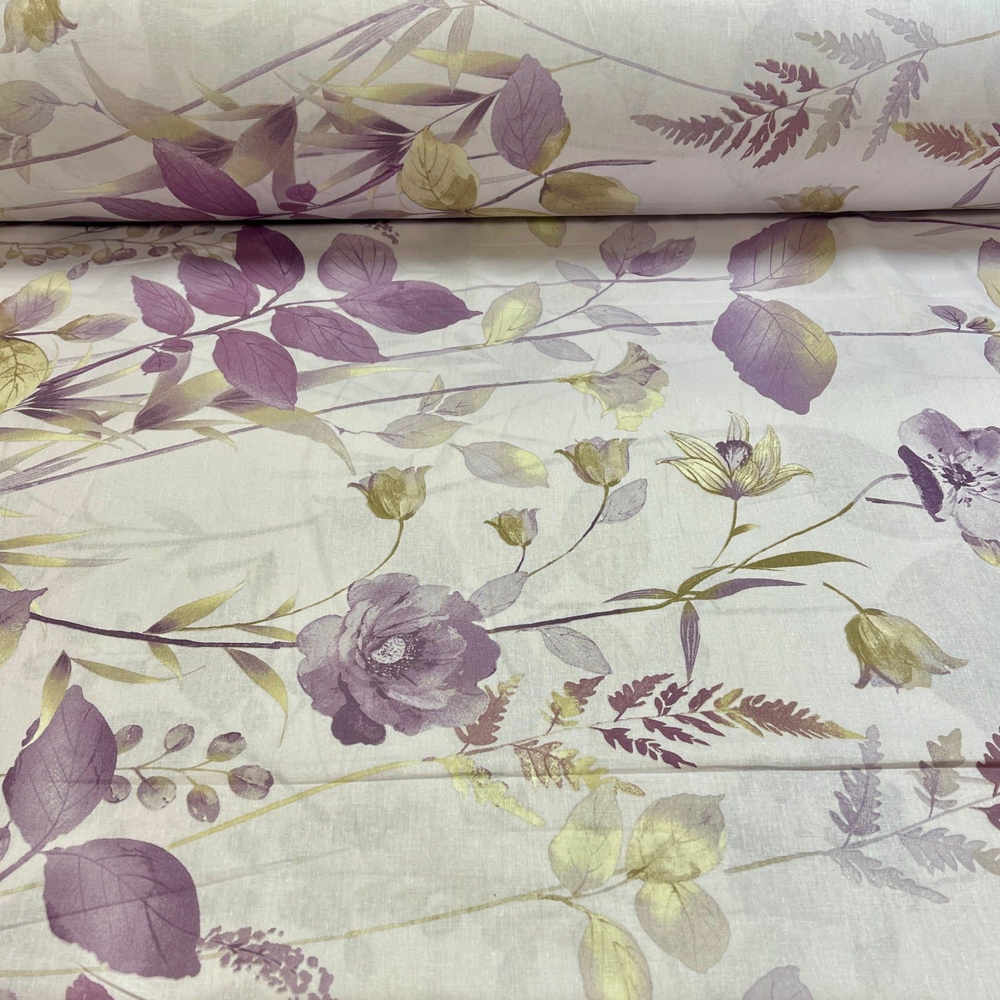 Attēls ar 100% Kokvilnas audums - lillā pļava 220cm 146 g/m² – pieejams Šarlotes audumi