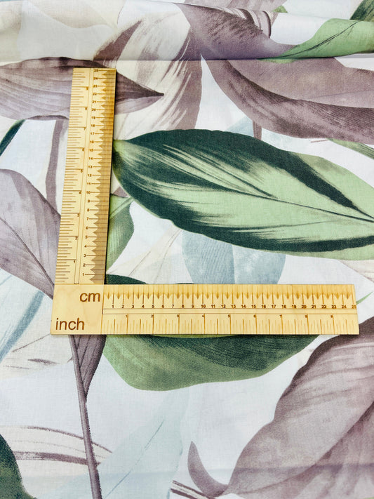 100% Kokvilnas audums - pelēkas un zaļas lapas 125 g/m²