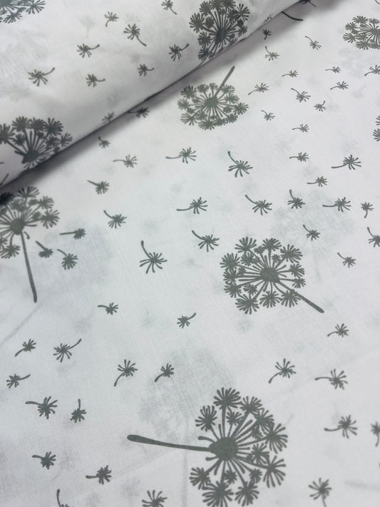 100% Kokvilnas audums - pieneņu pūkas uz balta fona 125 g/m²