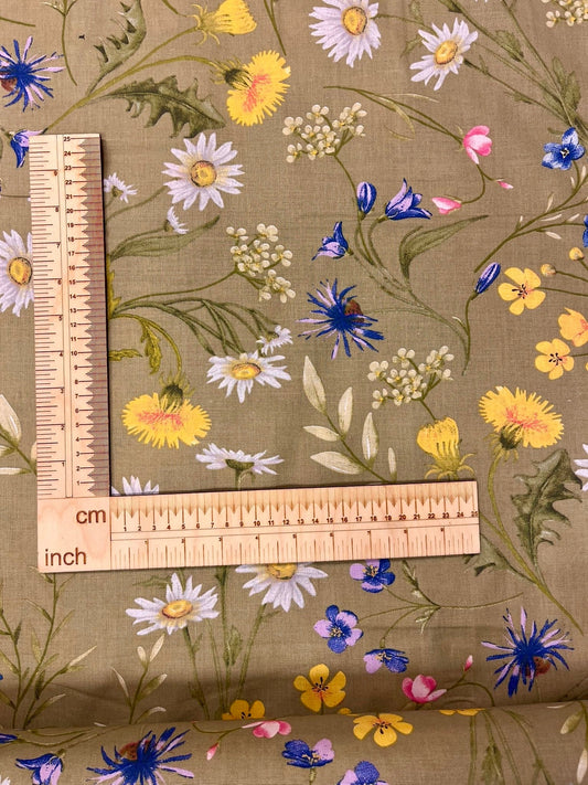 Attēls ar 100% Kokvilnas audums - pļavas ziedi uz zaļa fona 125 g/m² – pieejams Šarlotes audumi