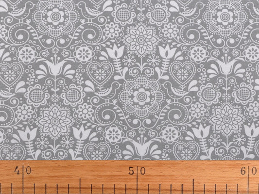 100% Kokvilnas audums - raksts uz pelēka fona 125 g/m²