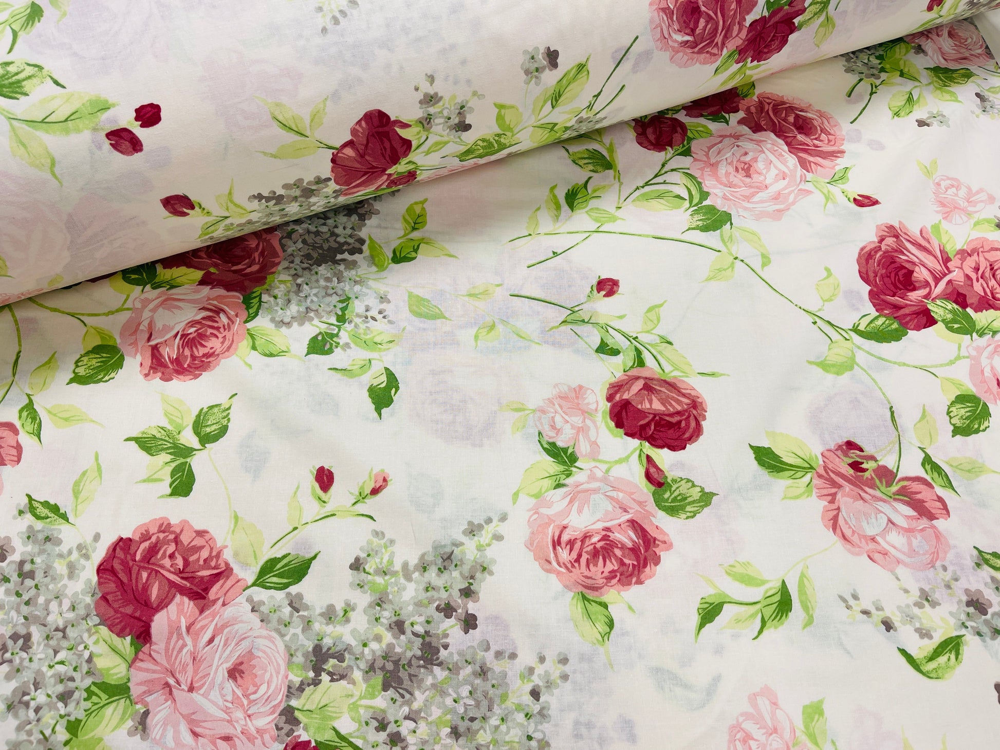 100% Kokvilnas audums - sārtās rozes 220cm 146 g/m²