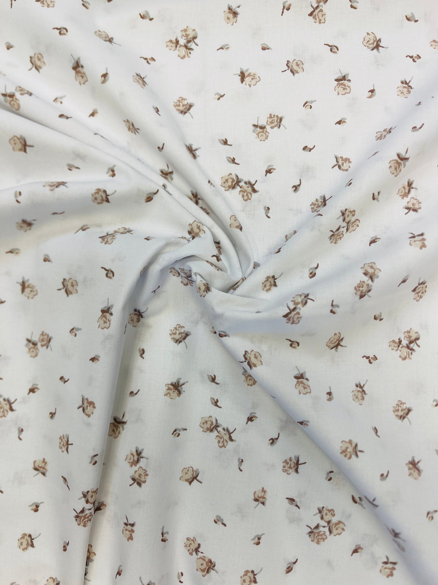 100% Kokvilnas audums - smalkas brūnas rozītes 125 g/m²