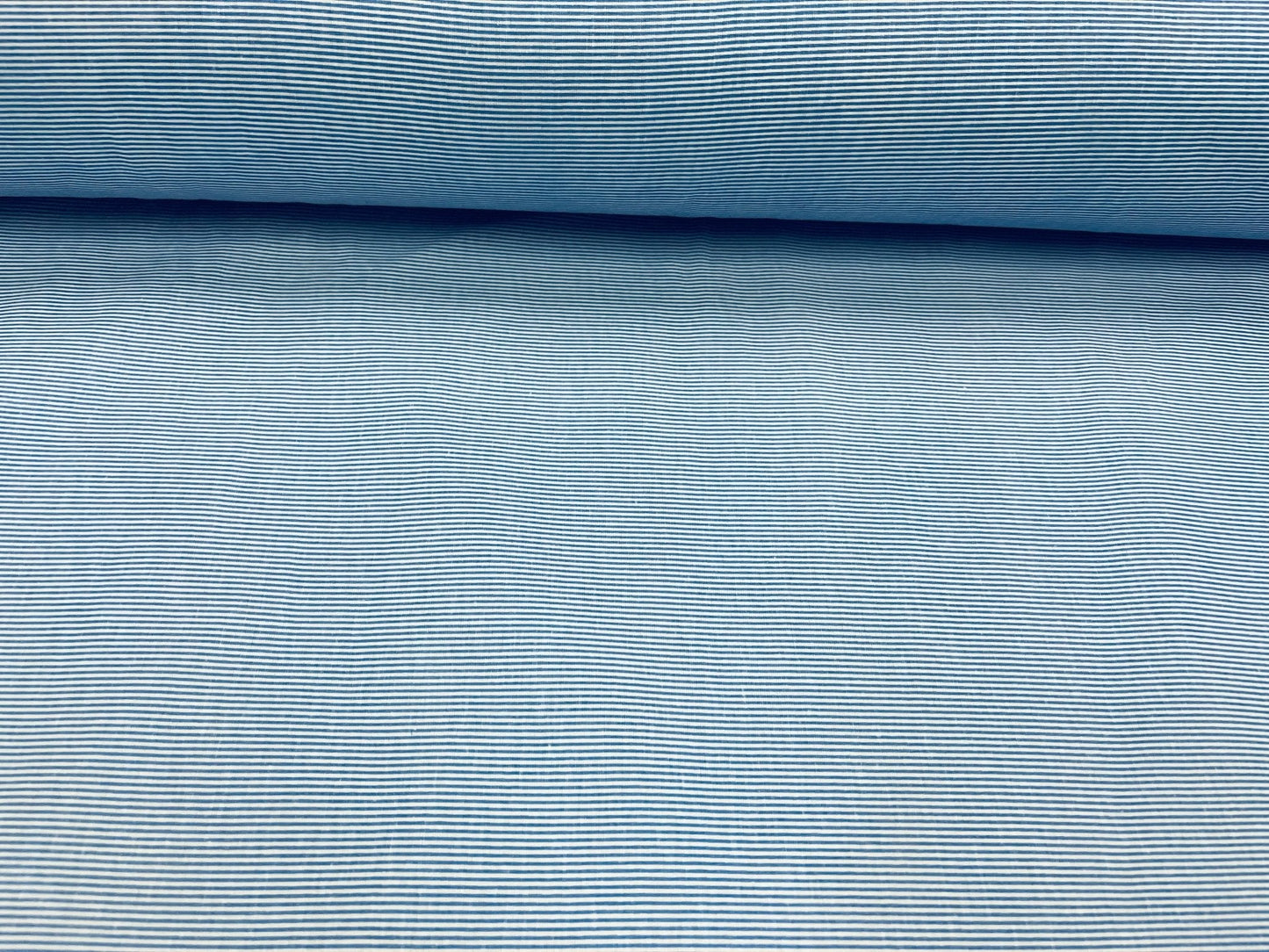 100% Kokvilnas audums - smalkas zilas līnijas 125 g/m²