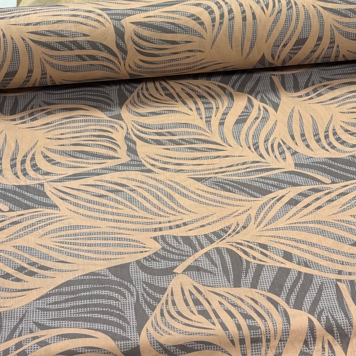 Tissu 100 % coton - matin de palmier sable 220cm 146 g/m² – disponible chez Šarlotes audumi