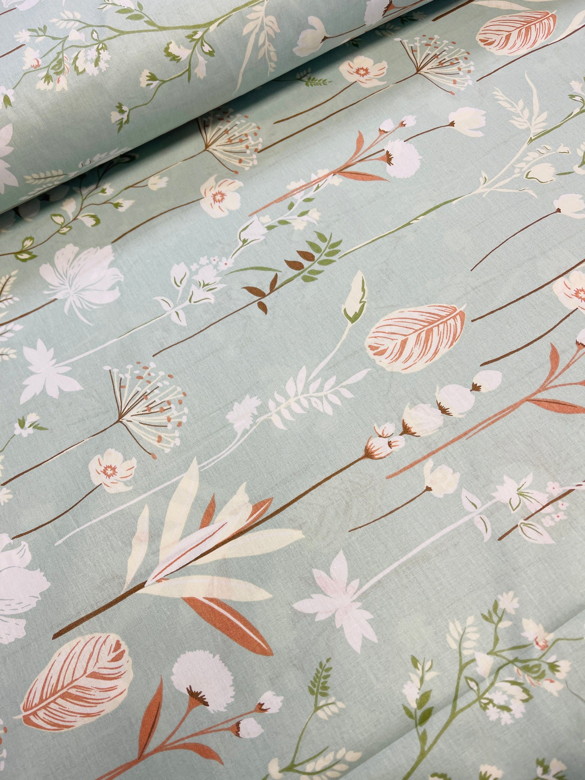 100% Kokvilnas audums - ziedi uz maiga pipermētu fona 220 cm 146 g/m²