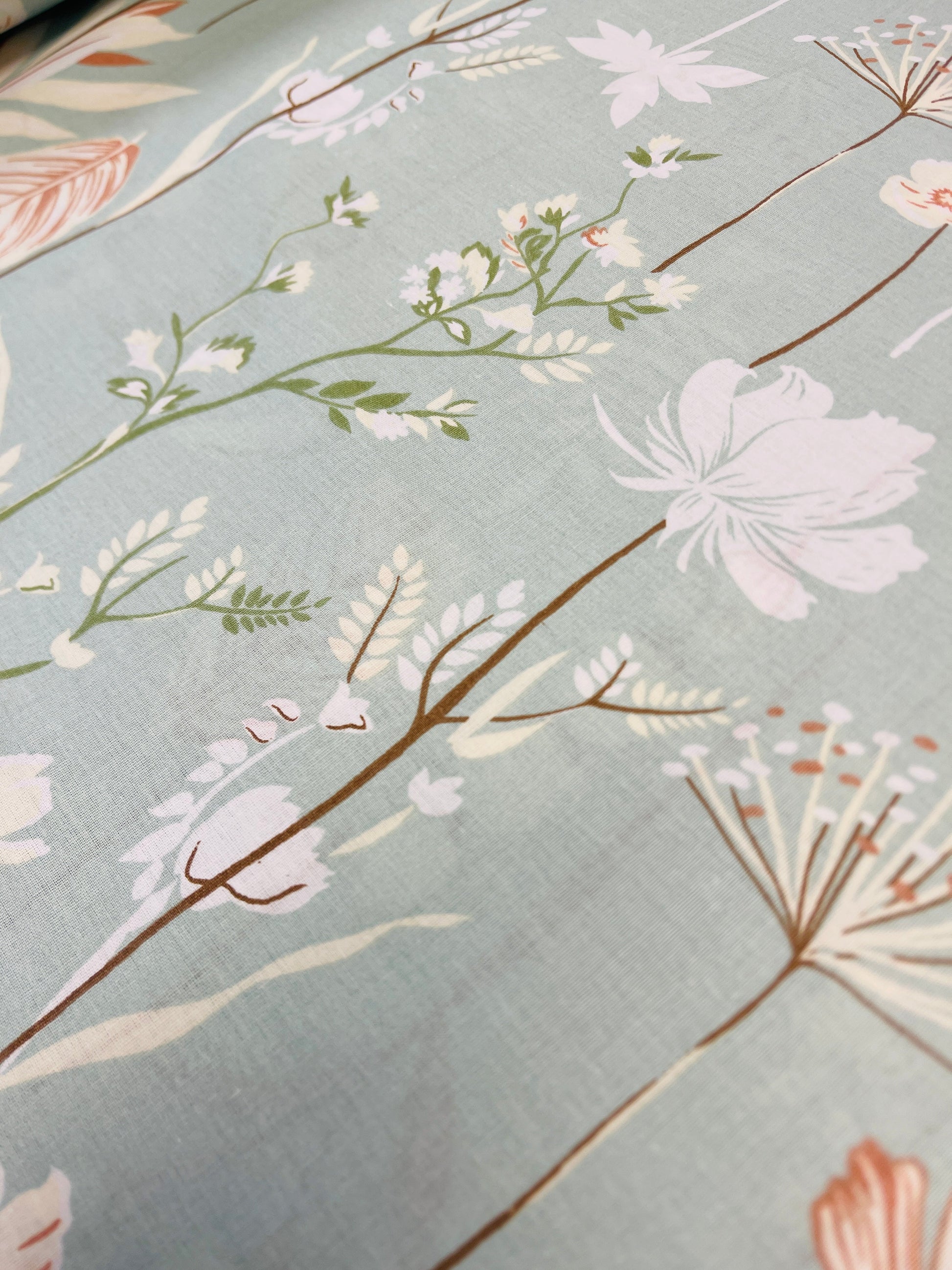 100% Kokvilnas audums - ziedi uz maiga pipermētu fona 220 cm 146 g/m²