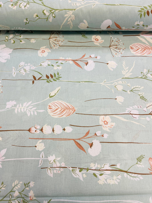 100% Kokvilnas audums - ziedi uz maiga pipermētu fona 220 cm 146 g/m²