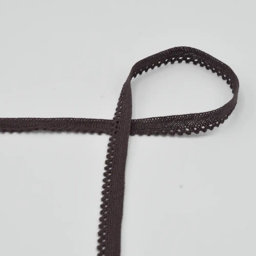 Attēls ar 100% Kokvilnas mežģīne 1 cm - šokolādes brūna – pieejams Šarlotes audumi