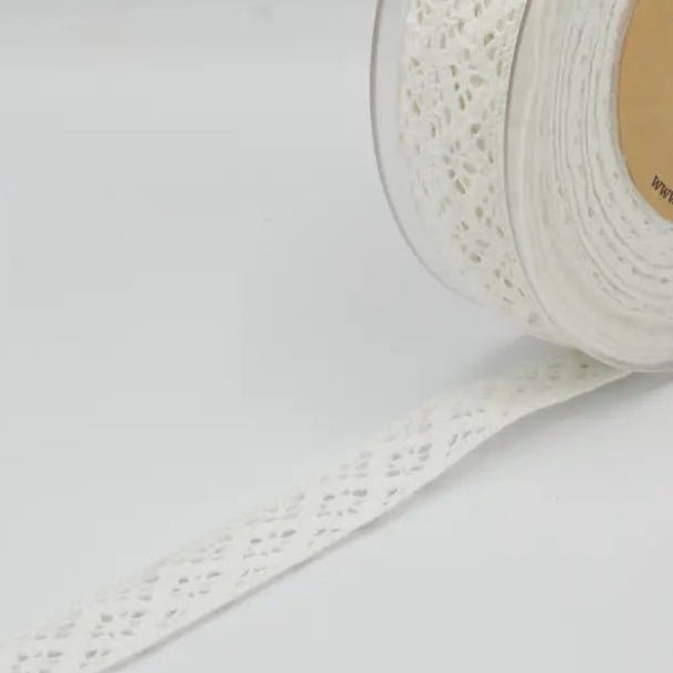 Dentelle 100 % coton 2 cm - blanc chaud (XLA0012) – disponible chez Šarlotes audumi