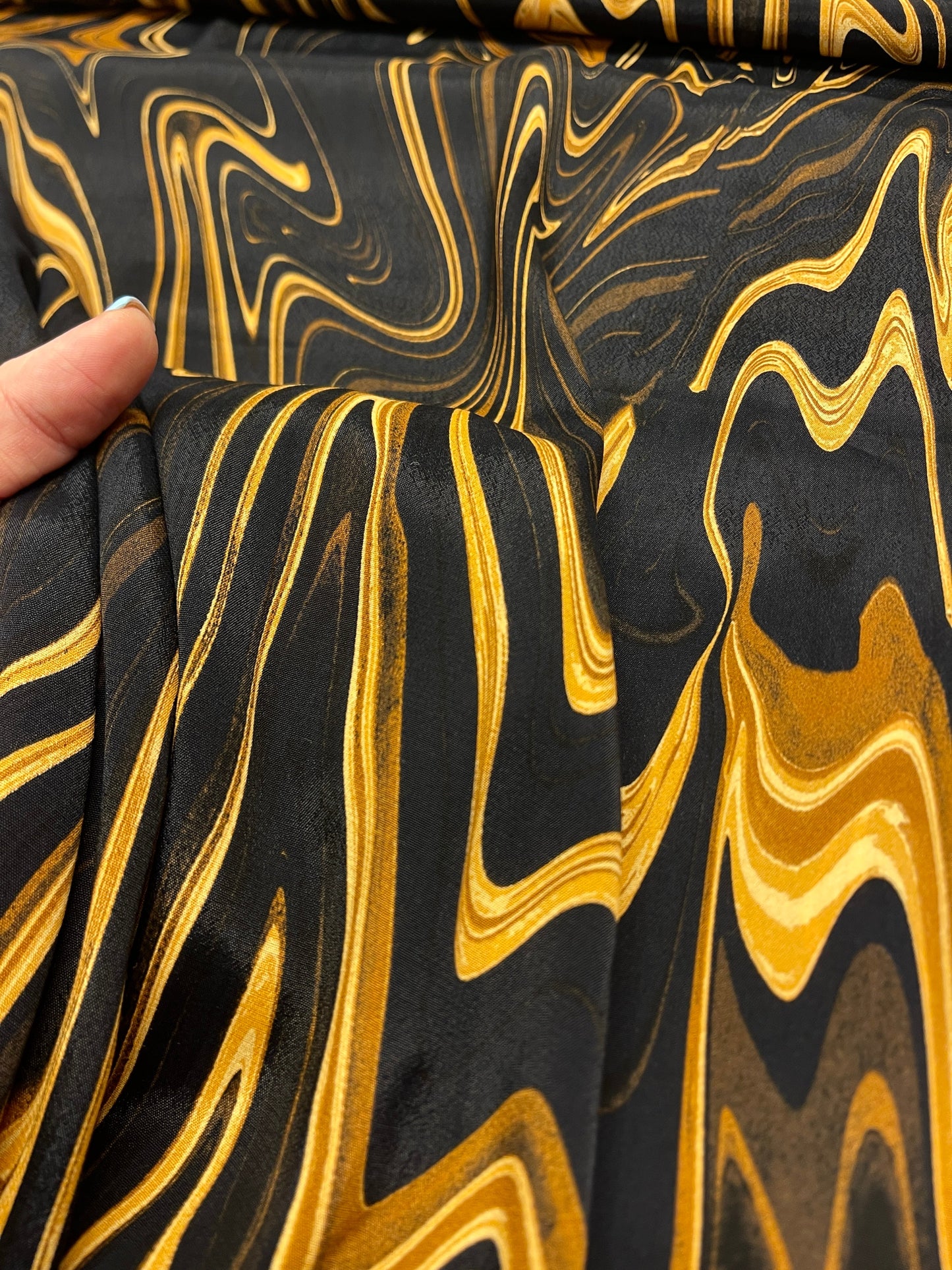 Attēls ar 100% Viskozes audums - brūns zeltains raksts 110 g/m² – pieejams Šarlotes audumi