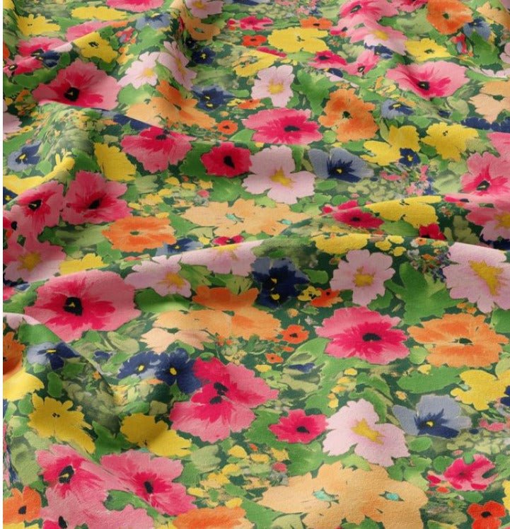 Attēls ar 100% Viskozes audums - glezniecisks vasaras ziedu motīvs 125 g/m² – pieejams Šarlotes audumi