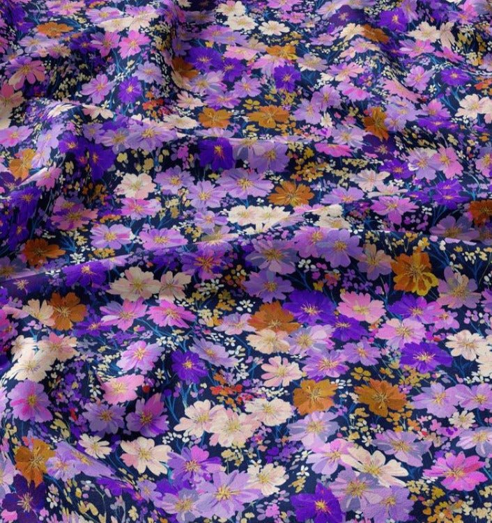Tissu 100 % viscose - fleurs lilas 125 g/m² – disponible chez Šarlotes audumi