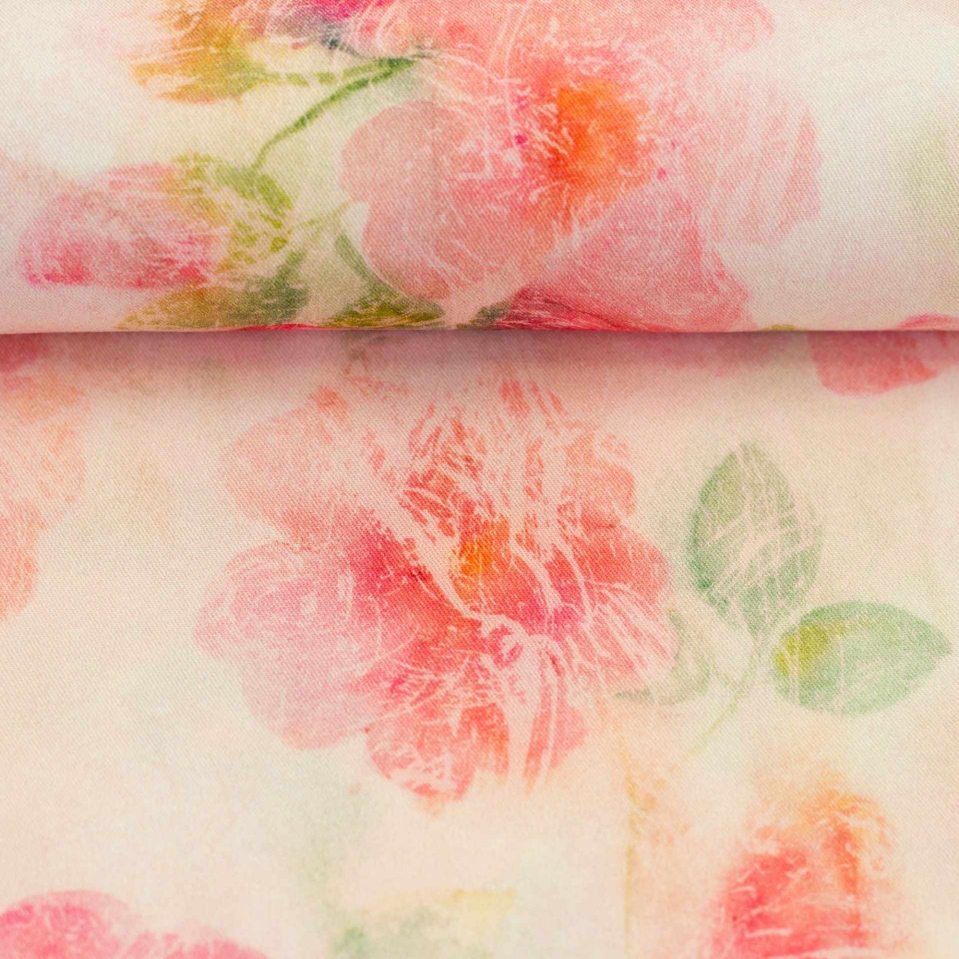 100% Viskozes audums - pludinātas ziedu krāsas 135 g/m²