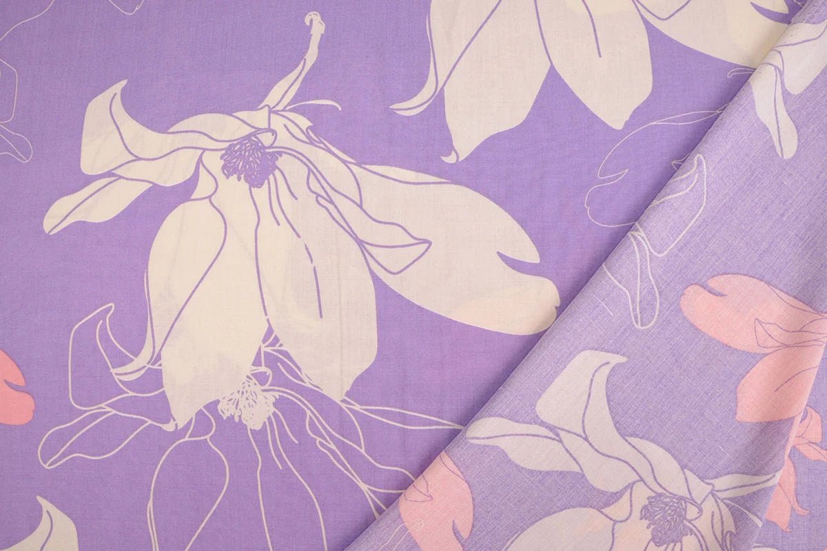 100% Viskozes audums- ziedi uz lillā fona 105 g/m²