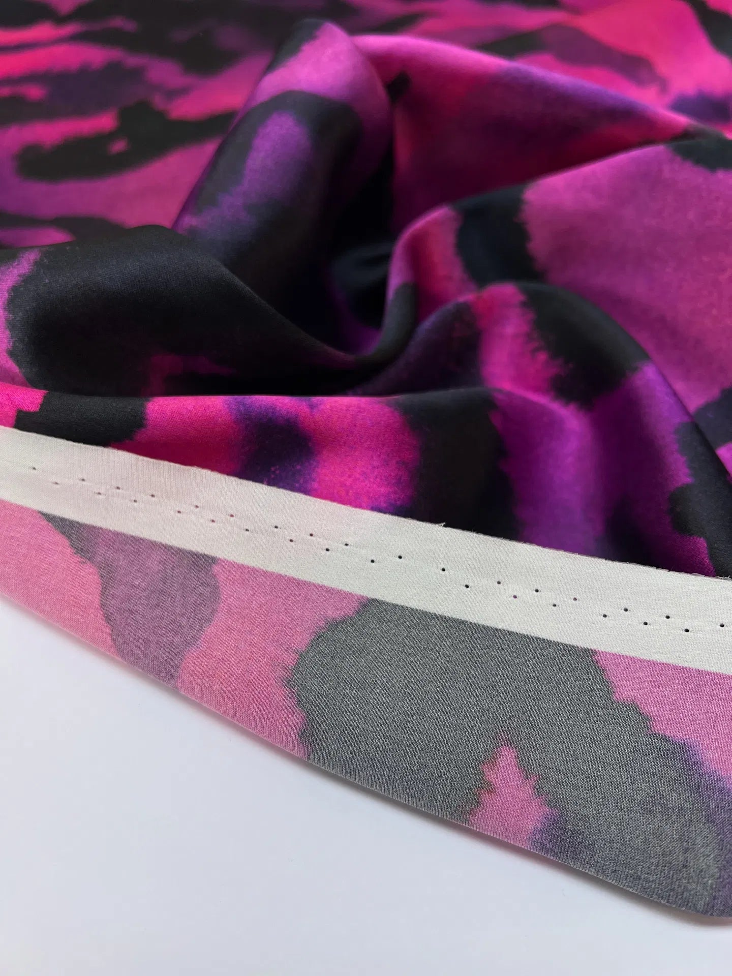 100% Zīda satīns - dzīvnieku raksts uz fuksijas fona 80 g/m²