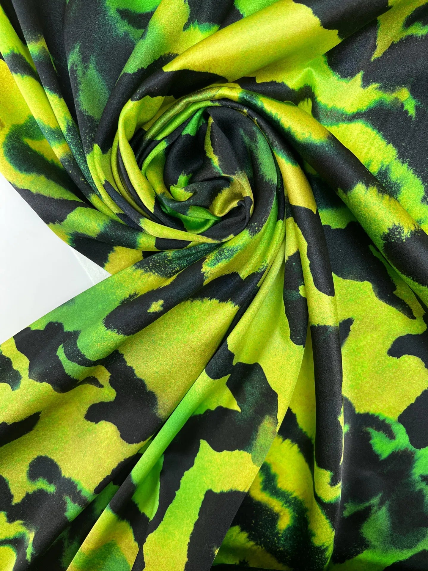 100% Zīda satīns - raksts uz zaļa fona 80 g/m²