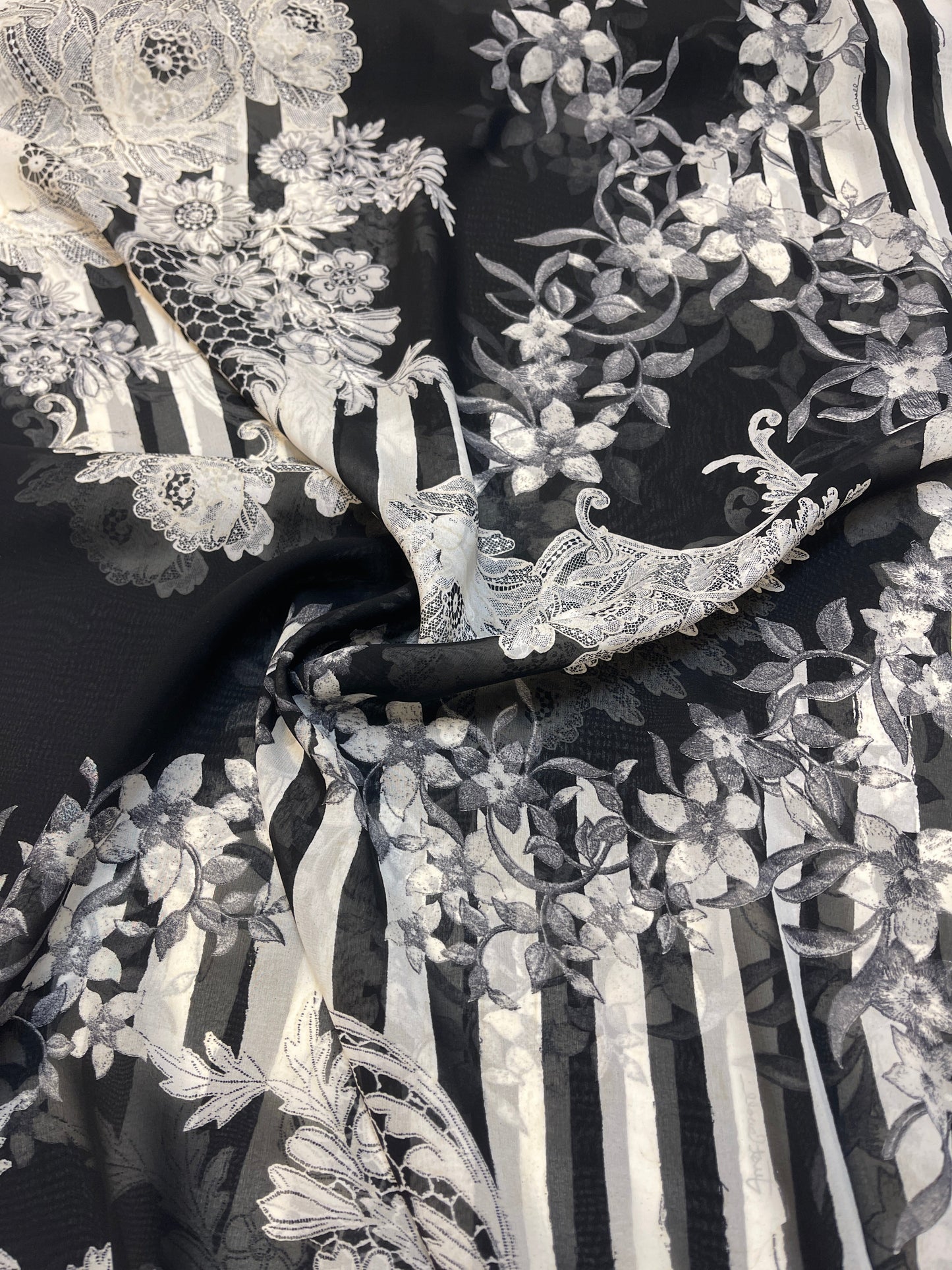 Attēls ar 100% Zīda šifona panelis - balts elegants raksts uz melna 40 g/m² 1.5 m x1,40 m – pieejams Šarlotes audumi