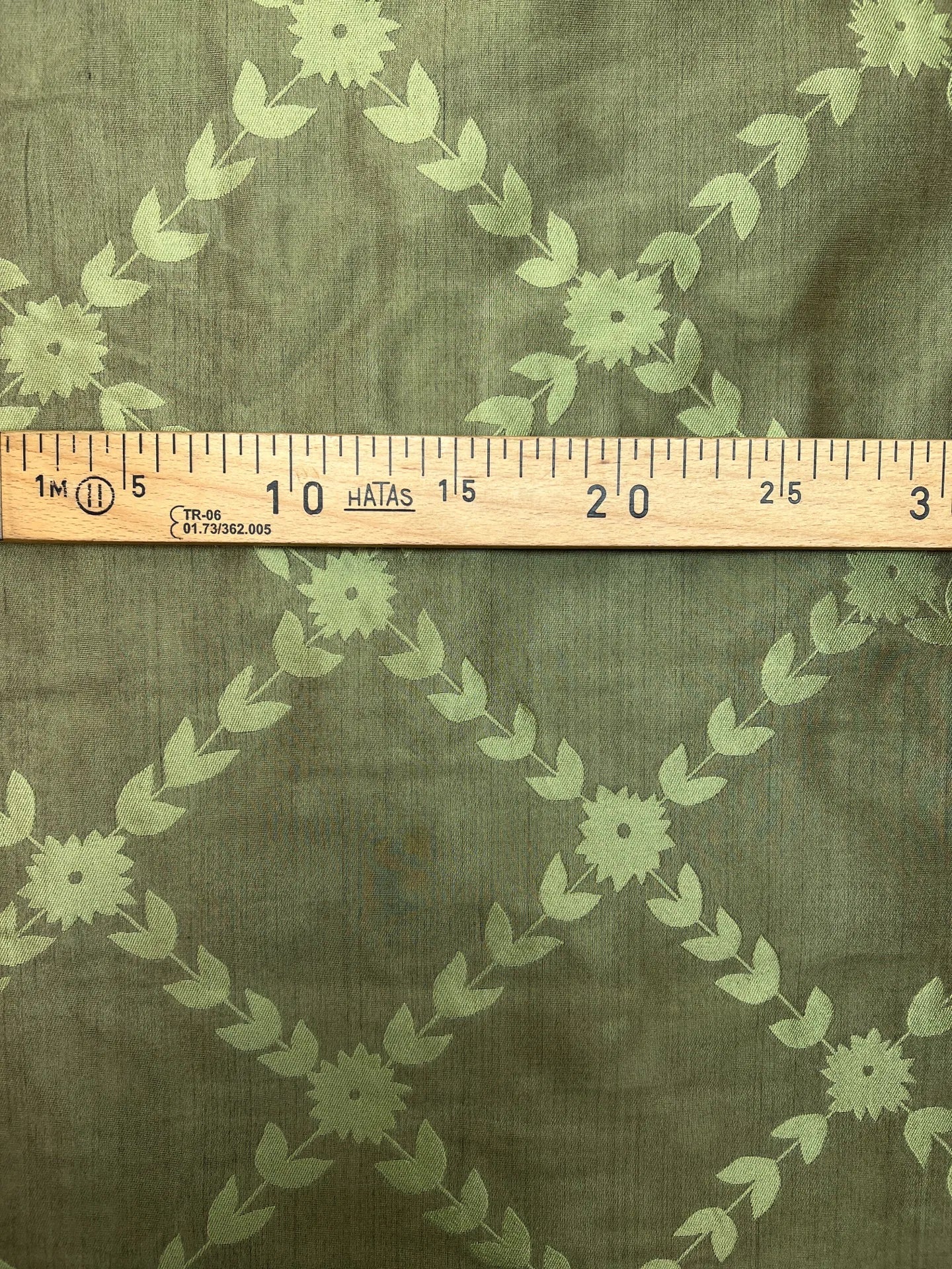 100% Zīda žakards - zaļš lapu motīvs 105 g/m²