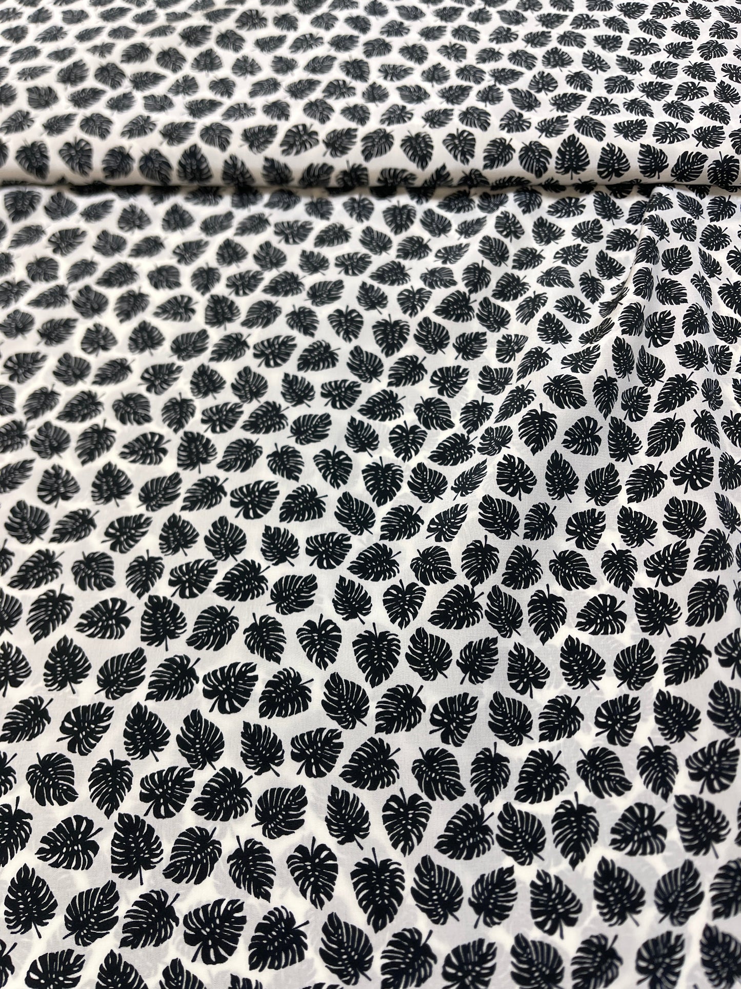 Attēls ar 100% Zīds - lapiņas uz balta fona 80 g/m² – pieejams Šarlotes audumi