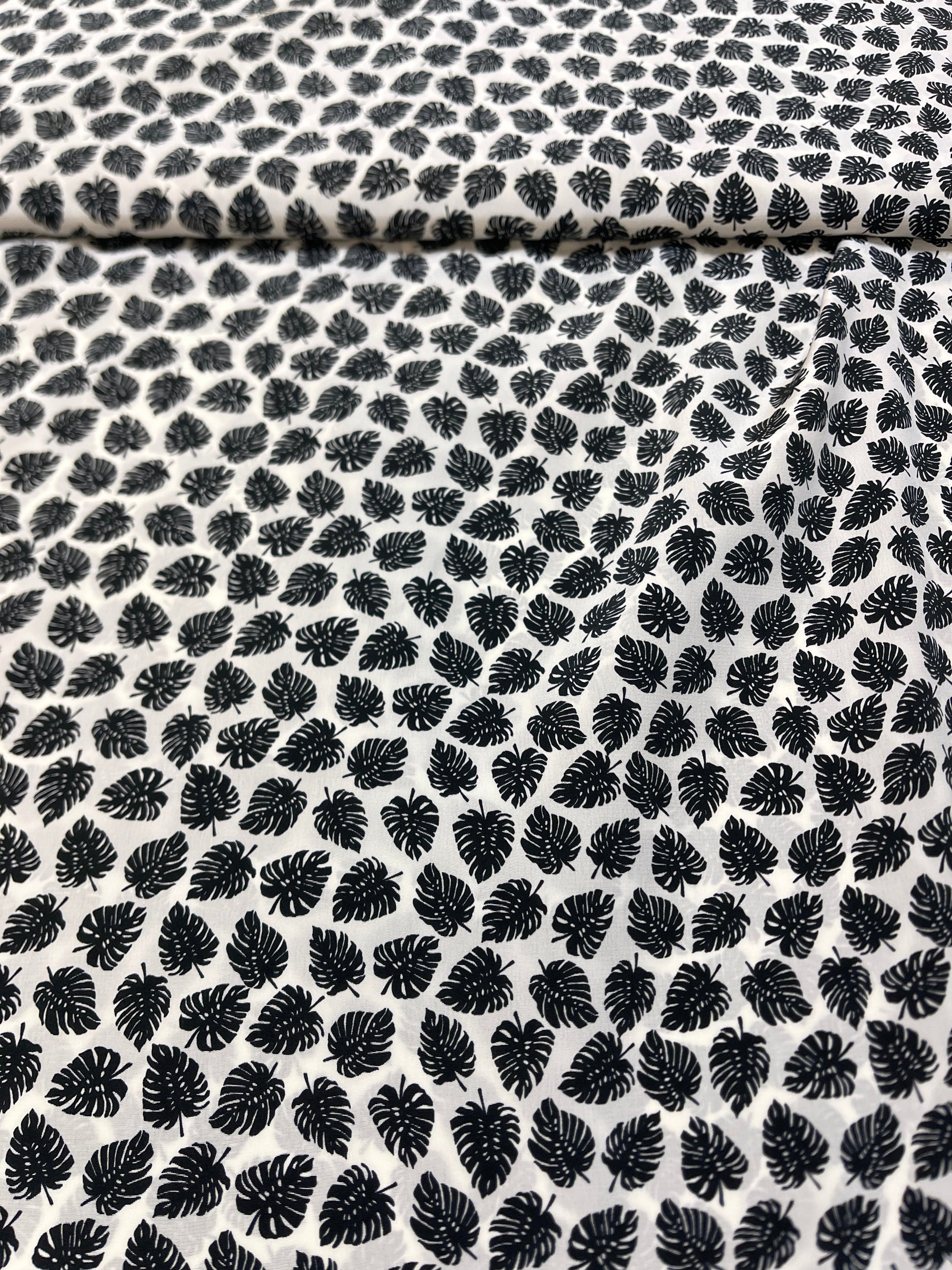 Attēls ar 100% Zīds - lapiņas uz balta fona 80 g/m² – pieejams Šarlotes audumi