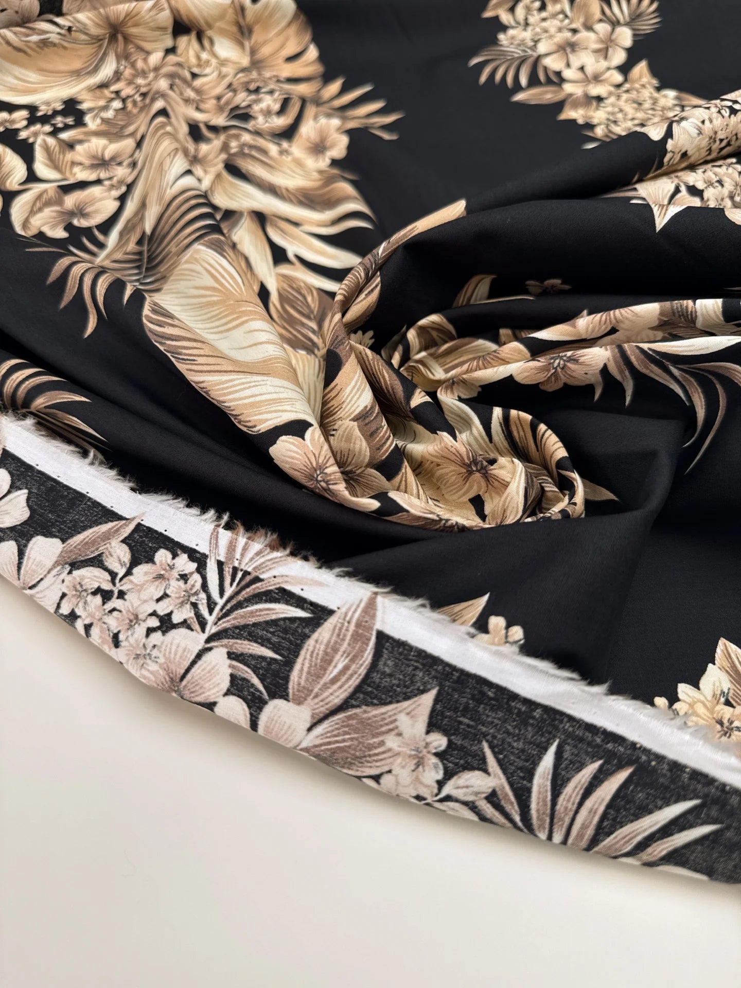 Italian cotton fabric with tropical floral pattern on a black background – 120 g/m²