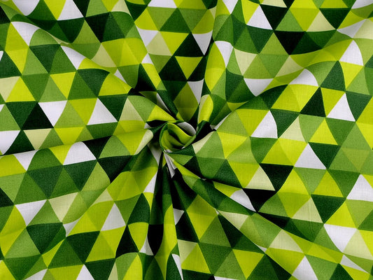 100% Kokvilnas audums-zaļi trijstūri 125 g/m²