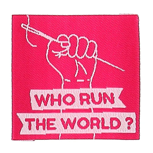 Bohin iešujamas apģērbu etiķetes “Who Run The Word” – 35 × 35 mm, 4 gab.