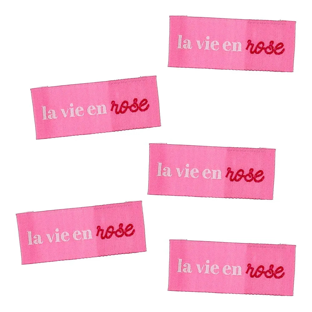 Bohin iešujamas apģērbu etiķetes “La vie en rose” skatīties uz dzīvi caur rozā brillēm– 2 × 5 cm, 4 gab.