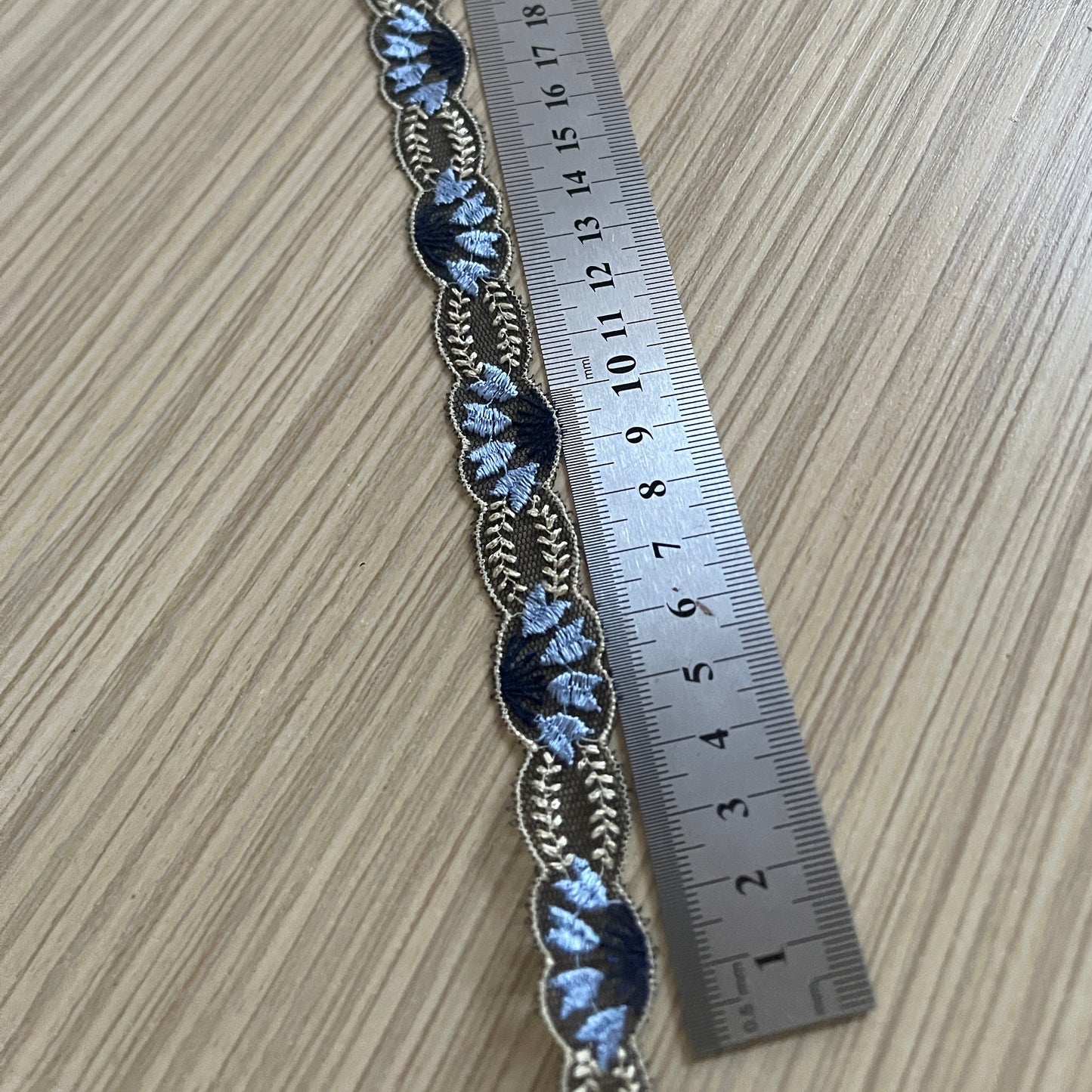 Izšūta mežģīnes lenta 2 cm-tumši zila ar bēšiem akcentiem