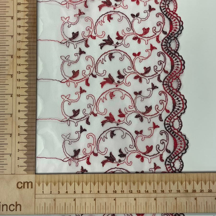 Izšūta mežģīne uz tilla 20 cm-balta ar sarkaniem akcentiem