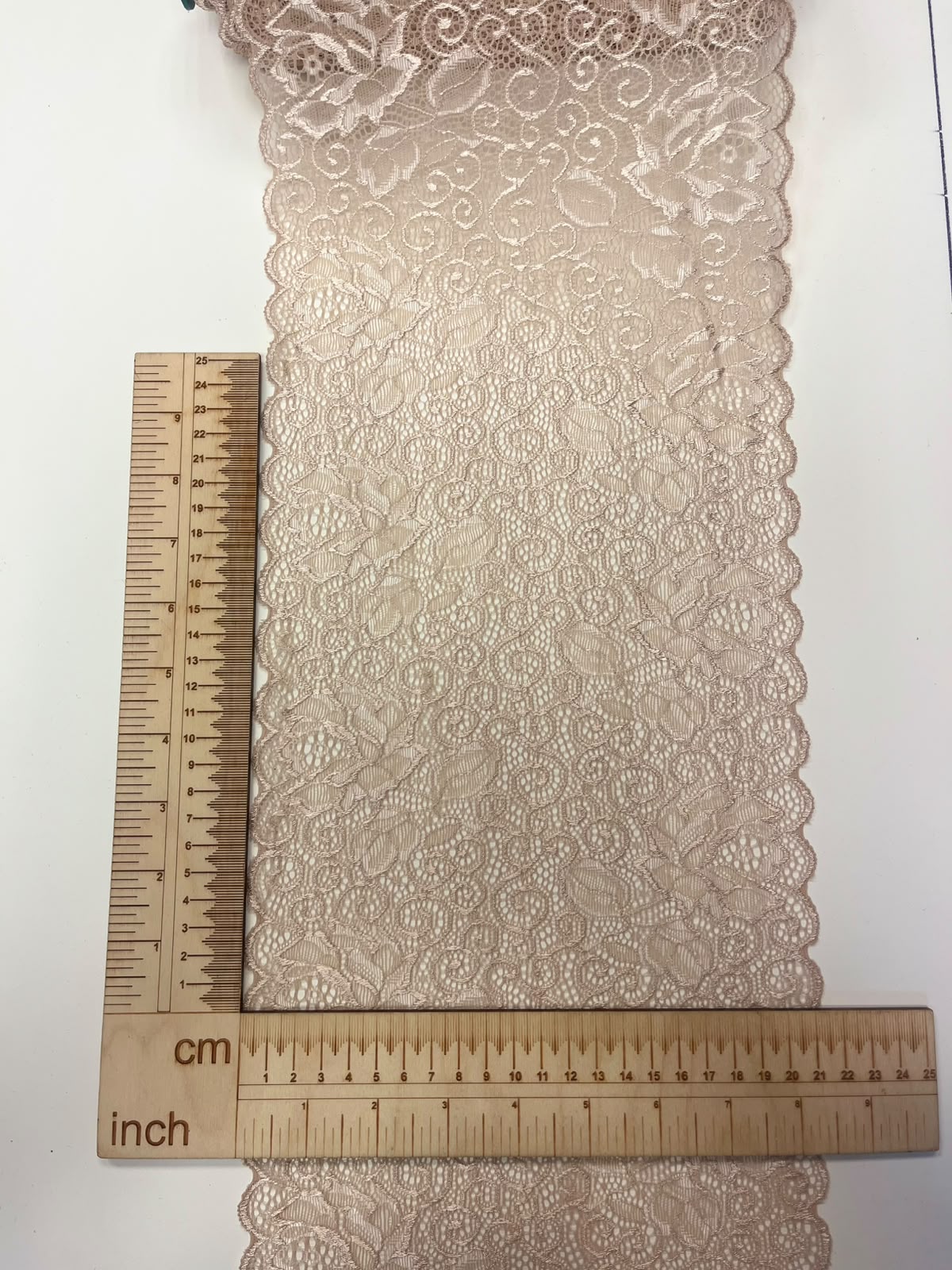 Elastīga ziedu mežģīne 21 cm-nude