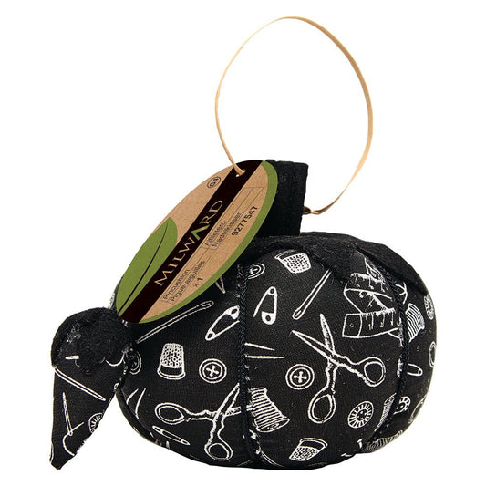 Adatu spilventiņš Milward - melns ar šūšanas aksesuariem