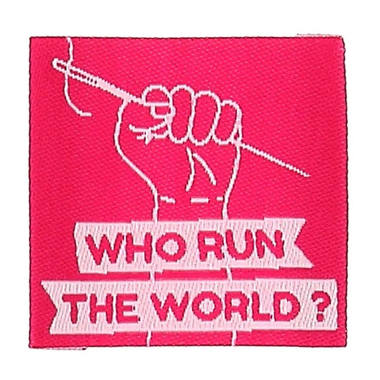 Bohini riietesse õmmeldavate siltide „Who Run The Word” pilt – 35 × 35 mm, 4 tk – saadaval veebis Šarlote kangapoes