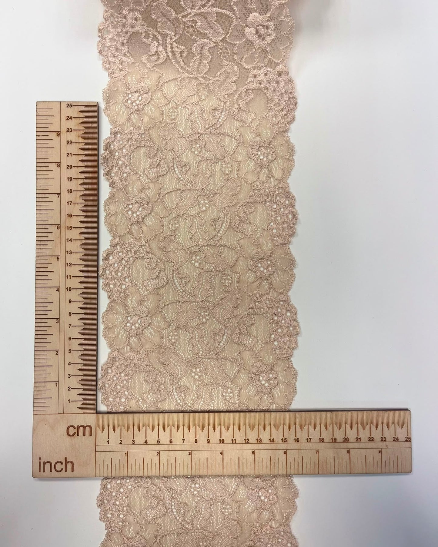Pilt elastse pitsiga 16 cm – soe beež – saadaval internetis Šarlotes audumi