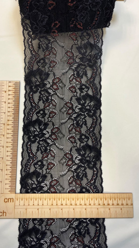 Attēls ar Elastīga mežģīne 19 cm-melna ar tumši sarkaniem akcentiem – pieejams internetā Šarlotes audumi