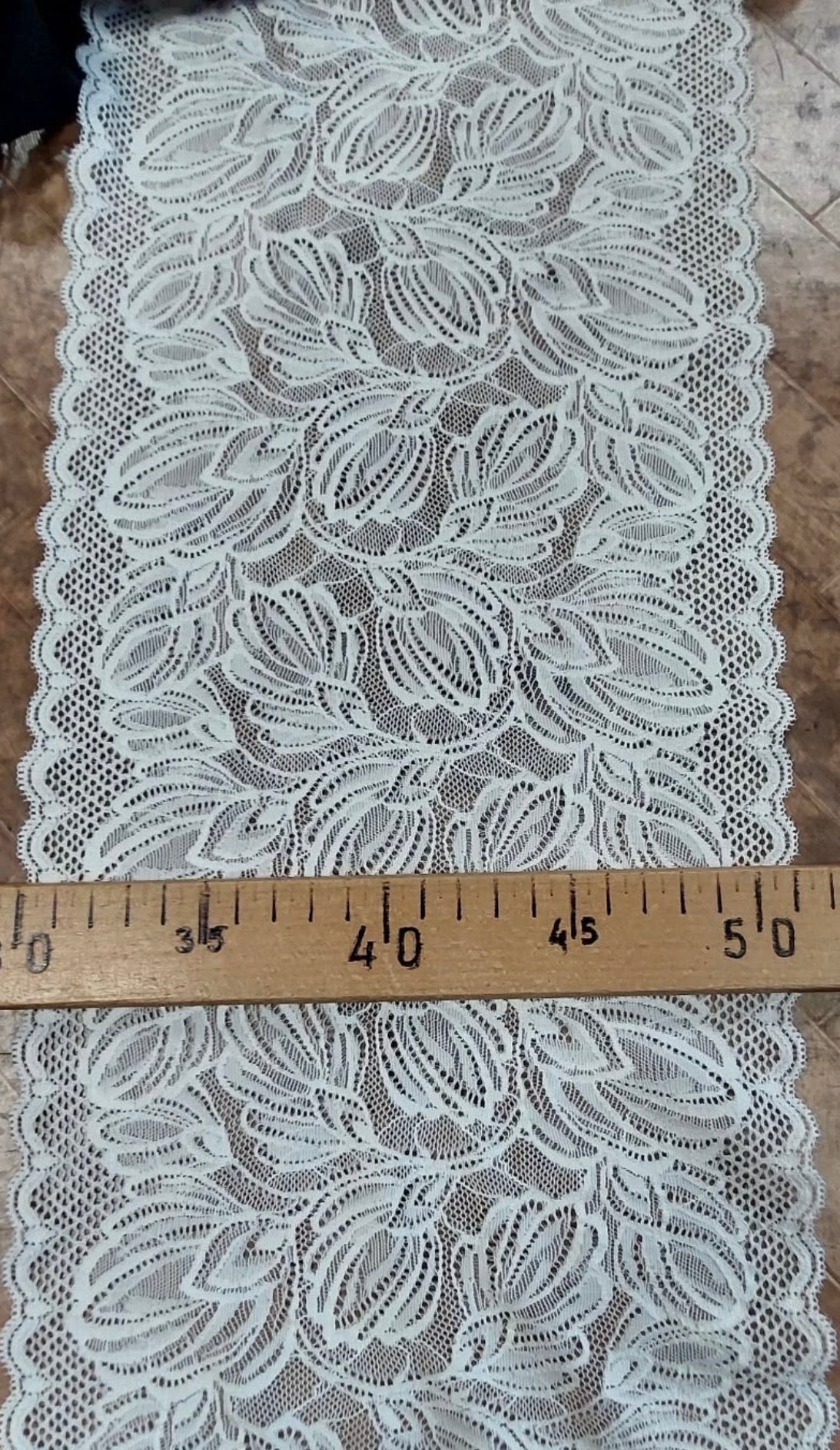 Pilt: elastne peen pits 20 cm, piimvalge – saadaval veebis Šarlotes audumi
