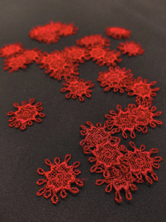 Image avec écusson/patch 2,5 x 2,5 cm – disponible chez Šarlotes audumi