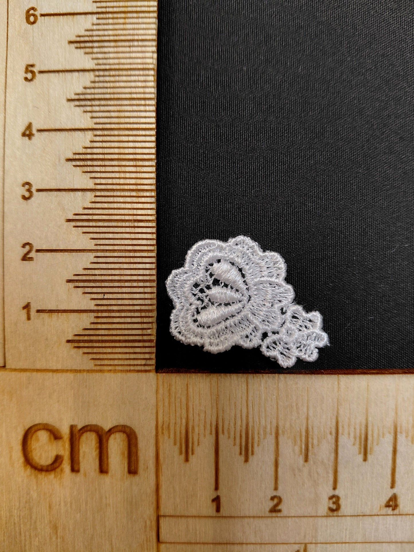 Attēls ar Ielāps/uzšuve 2,8 x 2 cm – pieejams Šarlotes audumi