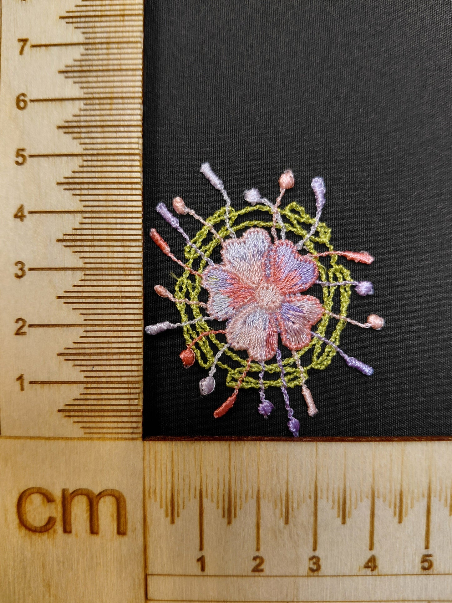 Pilt plaastri/õmblusega 3 x 3 cm – saadaval Šarlotes audumi